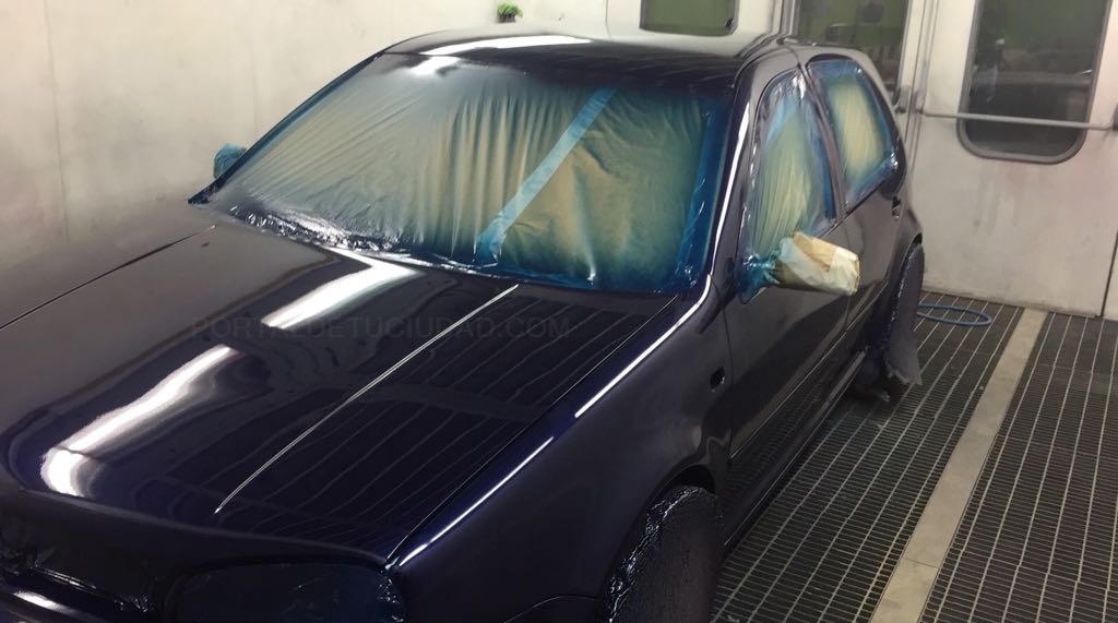 Coche recién pintado en cabina